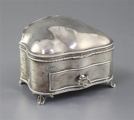 An Edwardian silver trinket box by Nathan & Hayes, 14.2cm.